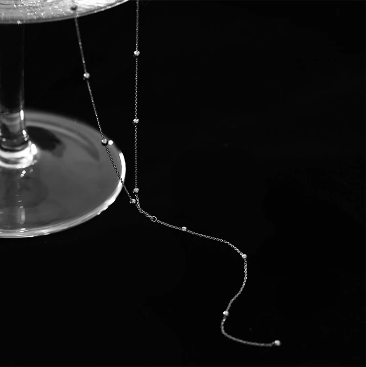 Naszyjnik z frędzlami na obojczykach
